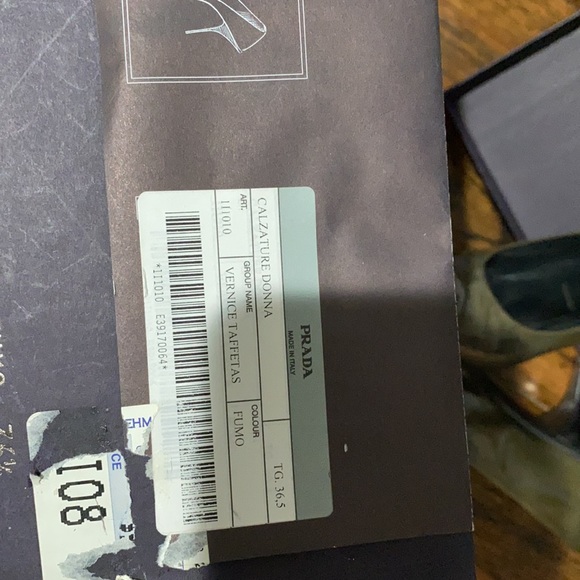 prada heels. - Picture 6 of 7